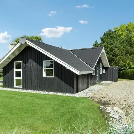 Three-bedroom In Sydals *
